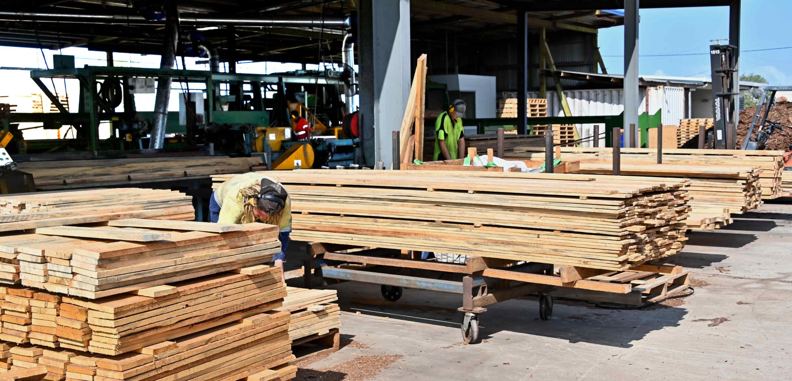 The Role of Hardwood Dunnage in Safe Transportation